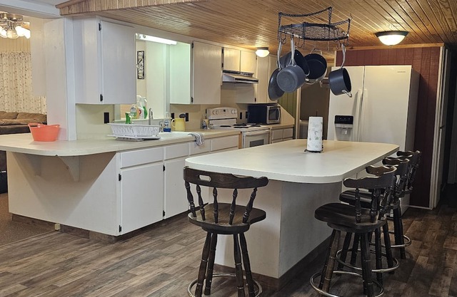 Charming 3-bedroom house in marvelous Hemphill with WiFi, AC
