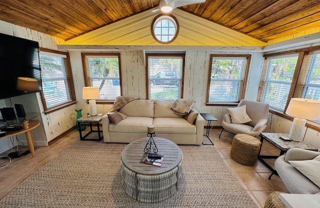 Pass-A-Grille Beach House 3Bedroom 3Bathroom Slps 8
