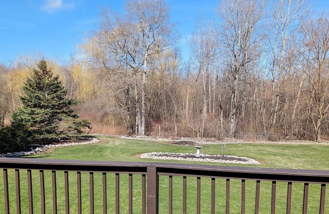Charming 3-bedroom building in Harborcreek with WiFi, AC. Private and quiet