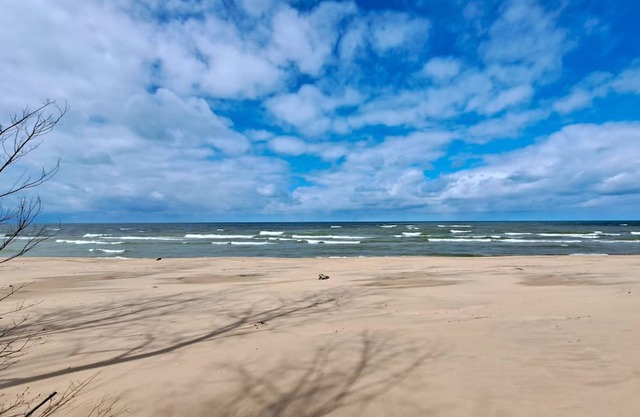 Lakefront Cottage w/private beach screened porch tennis court hot tub