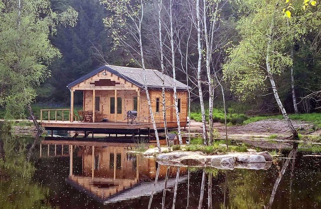 Lacustre, Cabane Pilotis sur L'eau un Hébergement Insolite au lac de Chaumeçon