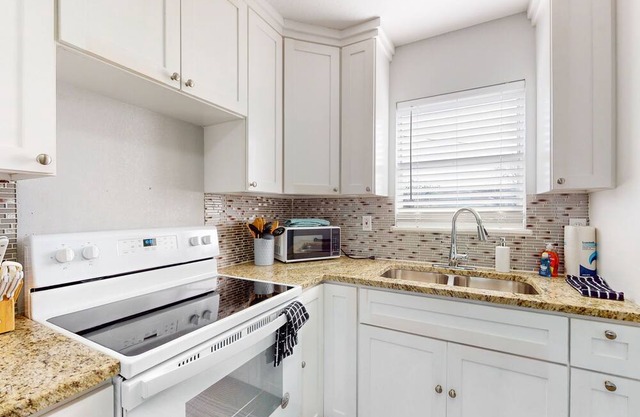 Dog-friendly charmer with large yard, open layout, internet, W/D, & central AC