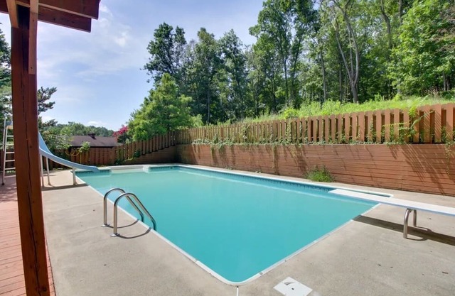 Mountain Lodge: Heated Pool 83°
