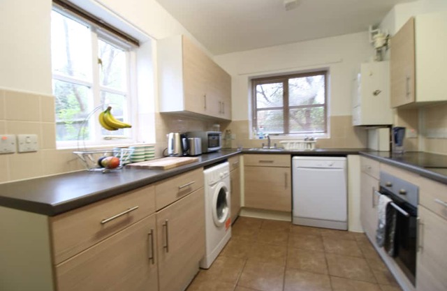 Immaculate Nine Elms Room Let!