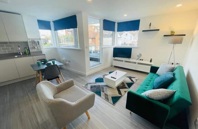 Leigh Broadway Apartment With Parking & Balcony