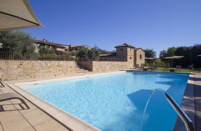 Beautiful villa for 36 people with private pool, WIFI, TV, pets allowed and parking