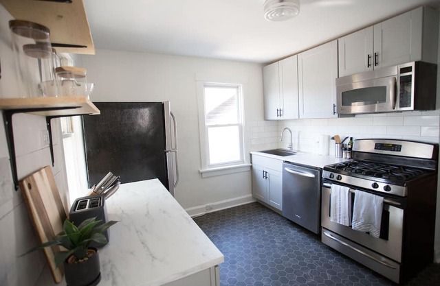 Bright 3BR APT close to O'hare and 15 minutes to City center + O'Hare
