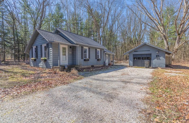 The Cozy Cottage - pet friendly home with hot tub