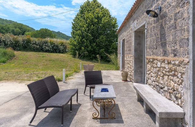 La Bergerie Montjustin gîte with view of the hills, private swimming pool