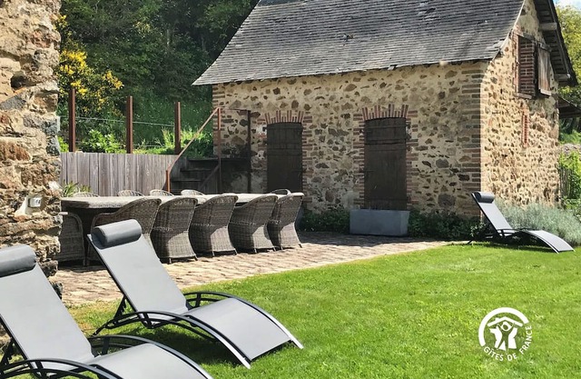 Gite Entrammes, 5 bedrooms, 10 persons