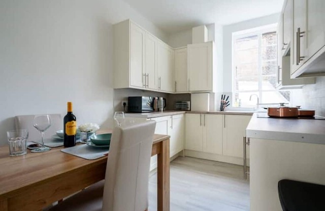 Luxury suite with balcony near London Victoria