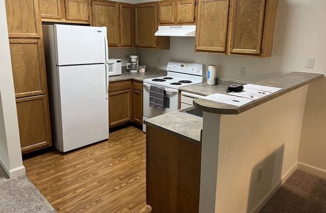 T-R-O-Y location! 2 bed 2 bath!