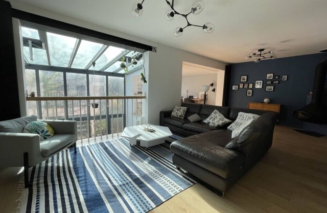 Large house with garden and parking