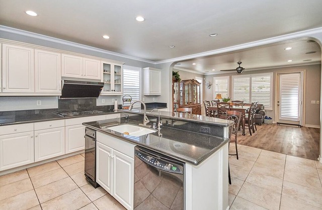 Koi Pond Oasis Luxurious Mansion King Suites In Gated community