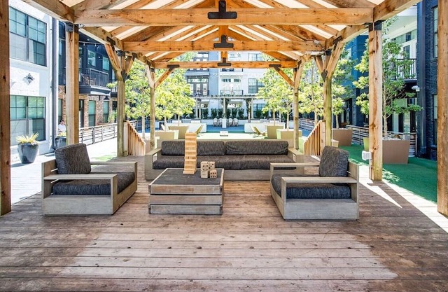 Groovy Nashville: Parking, Pool, Gym, Terrace. So close to Broadway & Downtown!