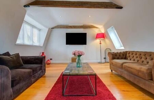 Central Retreat: 2-Bed, Exposed Beams
