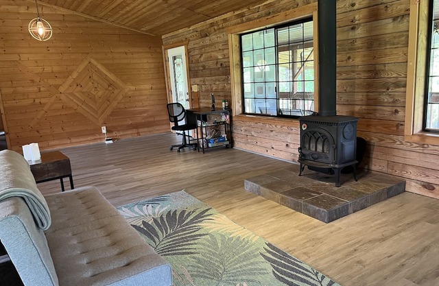Hawaiian Forest Estate. 3 Cabins- Sleeps 15! 30 Minutes to Volcano National Park