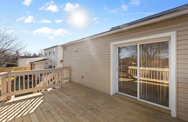 Charming 3-bedroom house in adorable Rockville , 5 minute walking from Metro STA