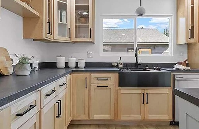 Modern Beach House~newly remodeled w/outdoor patio~15min to beach~pet friendly!