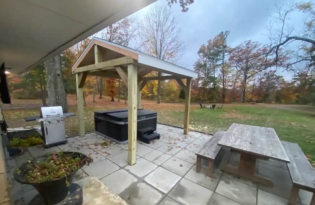 Private/Secluded 4 Bdrm with HotTub & Steam Shower