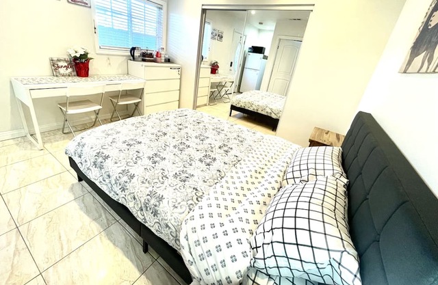 A peaceful private room, perfect for vacation and traveling. Located near Disney