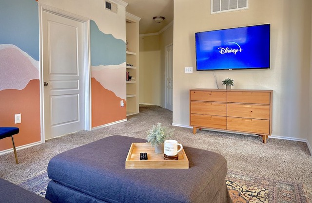Spacious Sunset Getaway w/ hot tub/gym/pool in an amazing centralized location