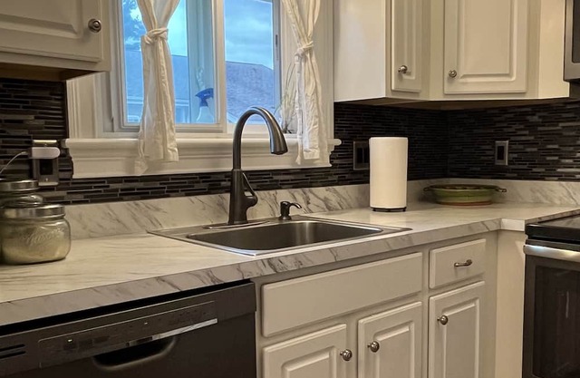 Luxury condo at beautiful community lake