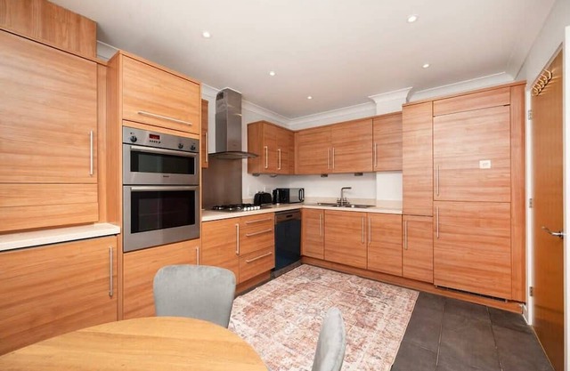 Chic and Spacious 4BR Family Home with Garden