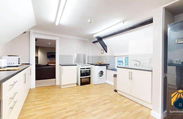 4 Bedroom Apartment with Cosy Pub