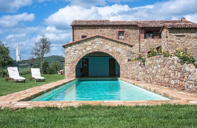 Villa in San Quirico D'orcia with 8 bedrooms sleeps 14