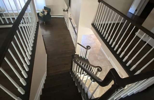 Beautiful home with three private rooms for travel business people