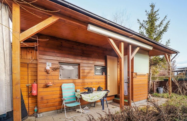 Look forward to a relaxing break in this mobile home by the lake.