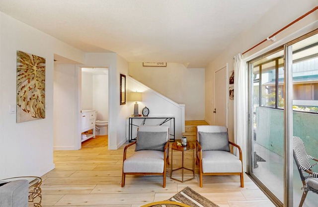 2-story condo with on-site pool, screened patio, AC, & private W/D
