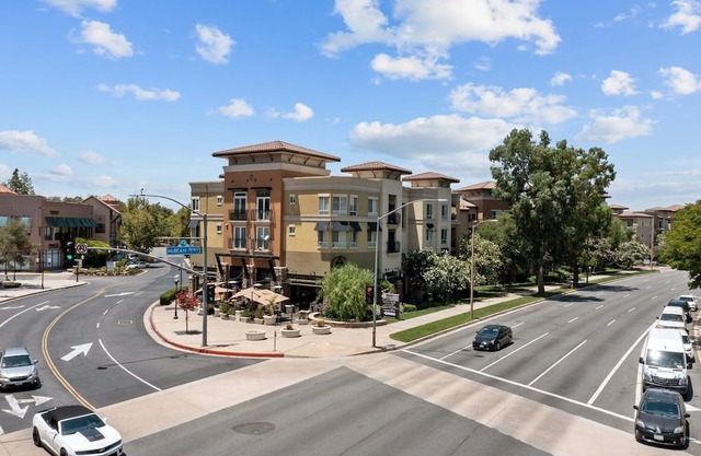Modern Farmhouse 3-bedroom Condo near Six Flags with luxury amenities Gym, Pool