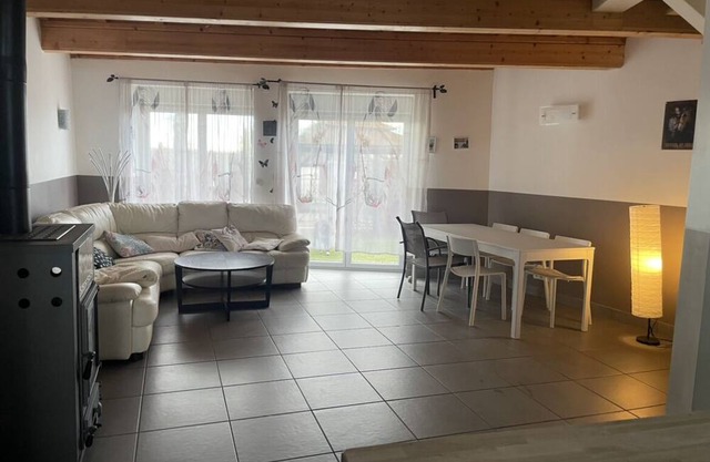 Maison Mitoyenne à la Campagne. 3 Chambres. Proche Sortie A46, A432 les Echets