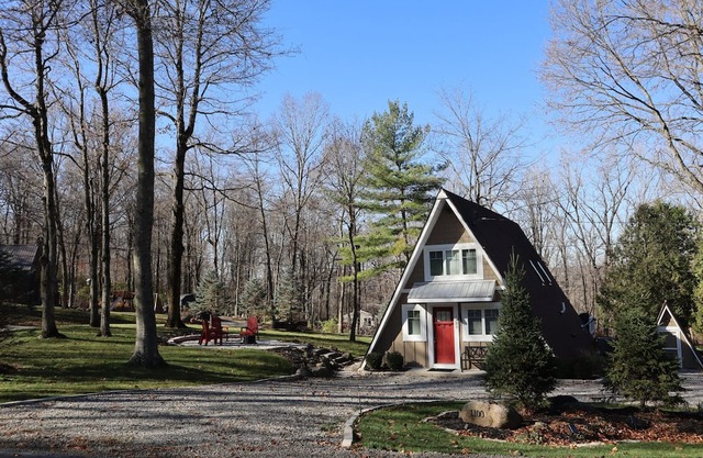 Beautiful couples getaway located just seconds from Mad River Mountain ski lift.