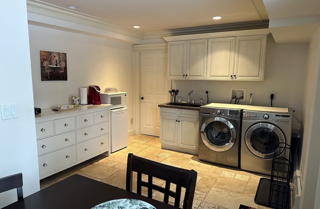Cozy 2 bedroom suite near Crescent Beach/close to USA Border