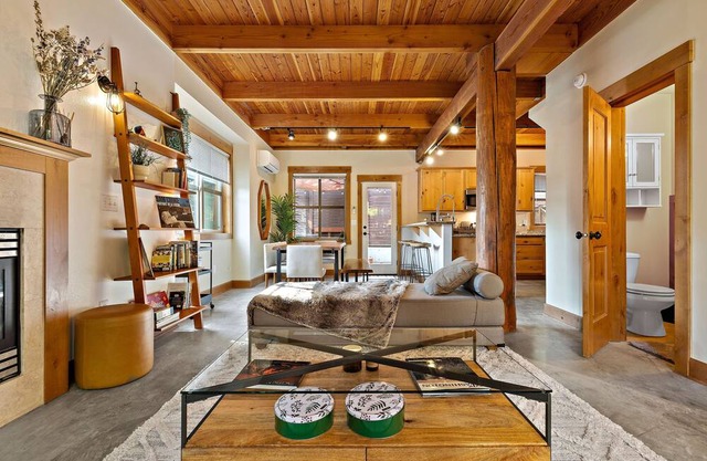 Modern Cabin Style + Deck, Central District!