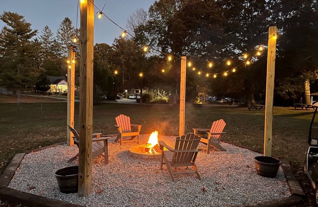 The Laurel Cottage 4 Bedroom,2 Bath,Sleeps 9, Centrally located in Flat Rock NC