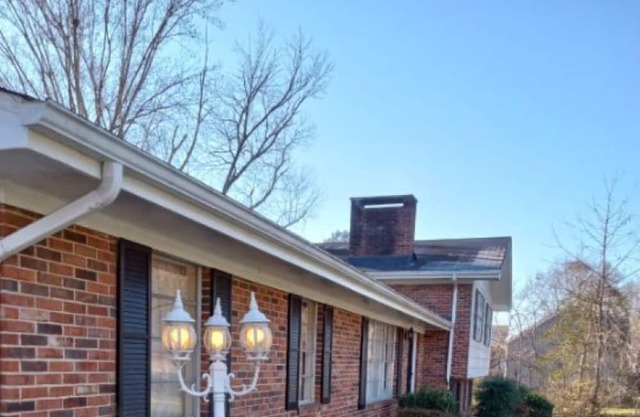 No Cleaning Fee!! 1966 split Level 4BR charmer!!