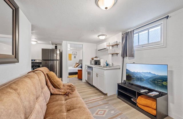 Hot Tub Haven+Pet+Laundry+ .4 to USU Eastern