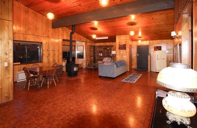 Dog-friendly home with yard & prime location in downtown Brookings