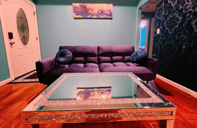 Fast Wifi,Great Location,Close to Everything,Pet friendly,Workspace