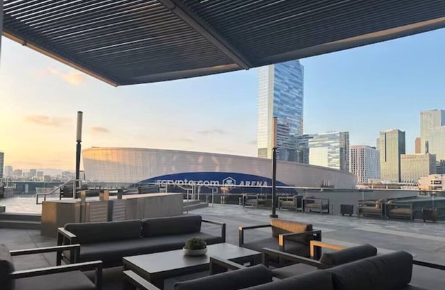 Ultra Lux Downtown LA: Elegant 2-Bed Sky