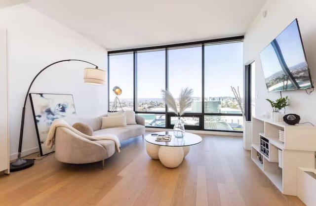 2-Bed Elegance: Downtown LA’s Skyline Suite