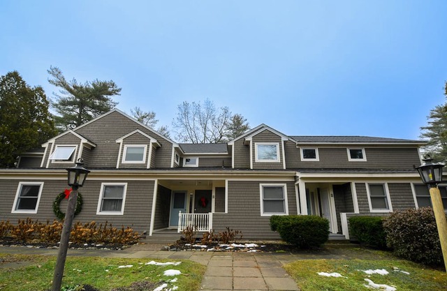Luxurious condo on Long Lake, just steps away from large association beach!