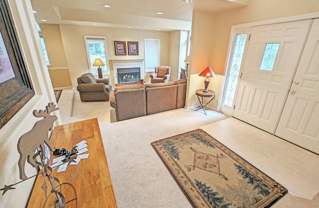 Charming 3 Bd, 3 Ba, 2 Living spaces, Updated Appliances MUG06