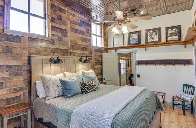 Cozy Downtown Saluda Apartment w/ Deck!