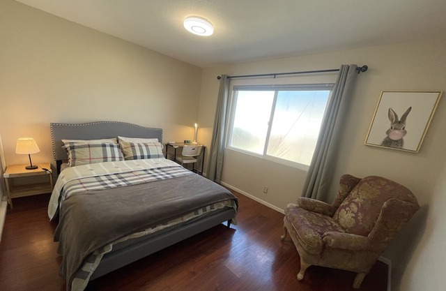 Near Claremont La Verne College near highways 10 57 210 memory foam Queen's bed