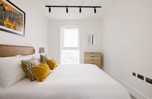 1-bedroom apartment with far reaching views of London. 10mins to central London.